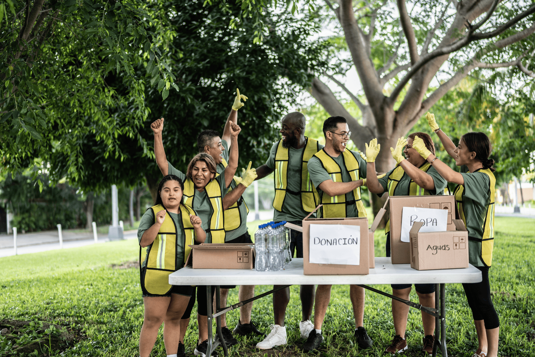 Voluntarios organizando suministros donados durante una iniciativa de apoyo comunitario